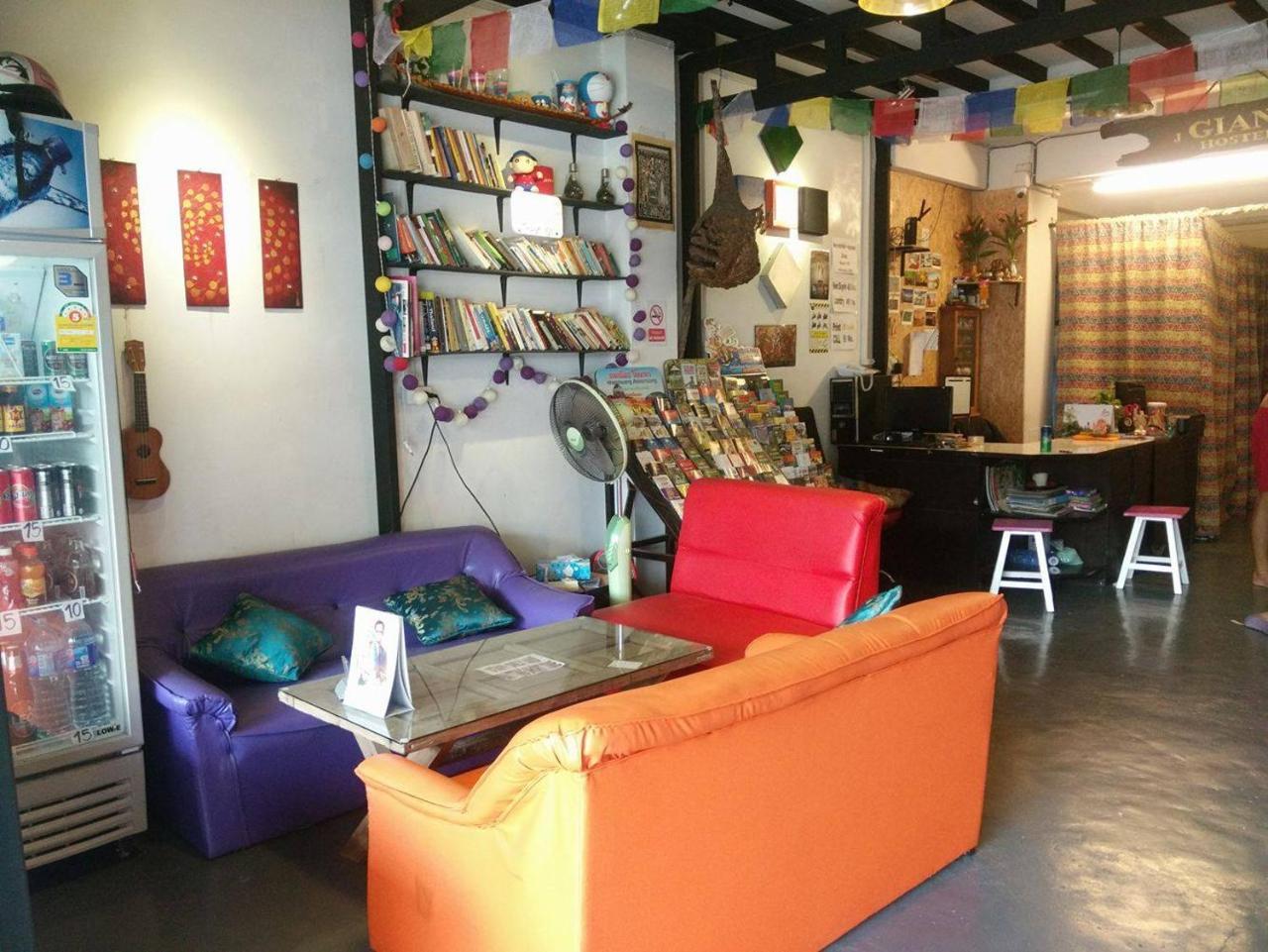 J Giant Hostel Chiang Mai Buitenkant foto