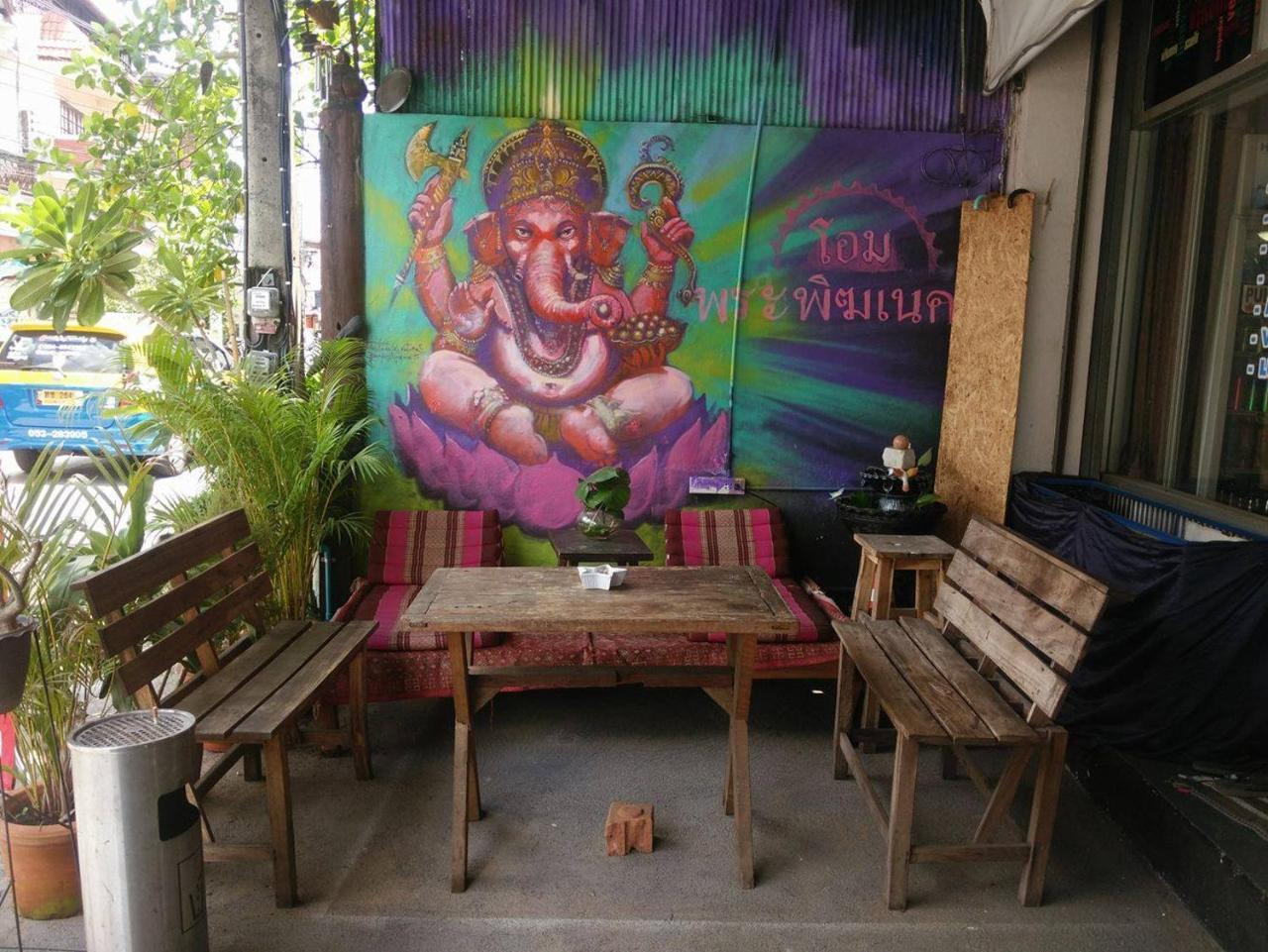 J Giant Hostel Chiang Mai Buitenkant foto