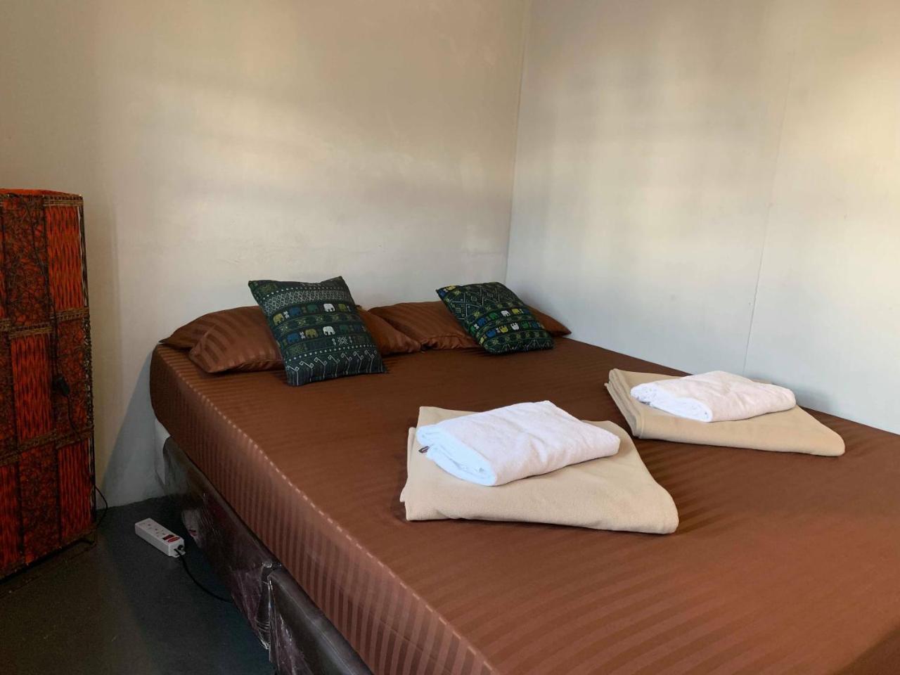 J Giant Hostel Chiang Mai Buitenkant foto