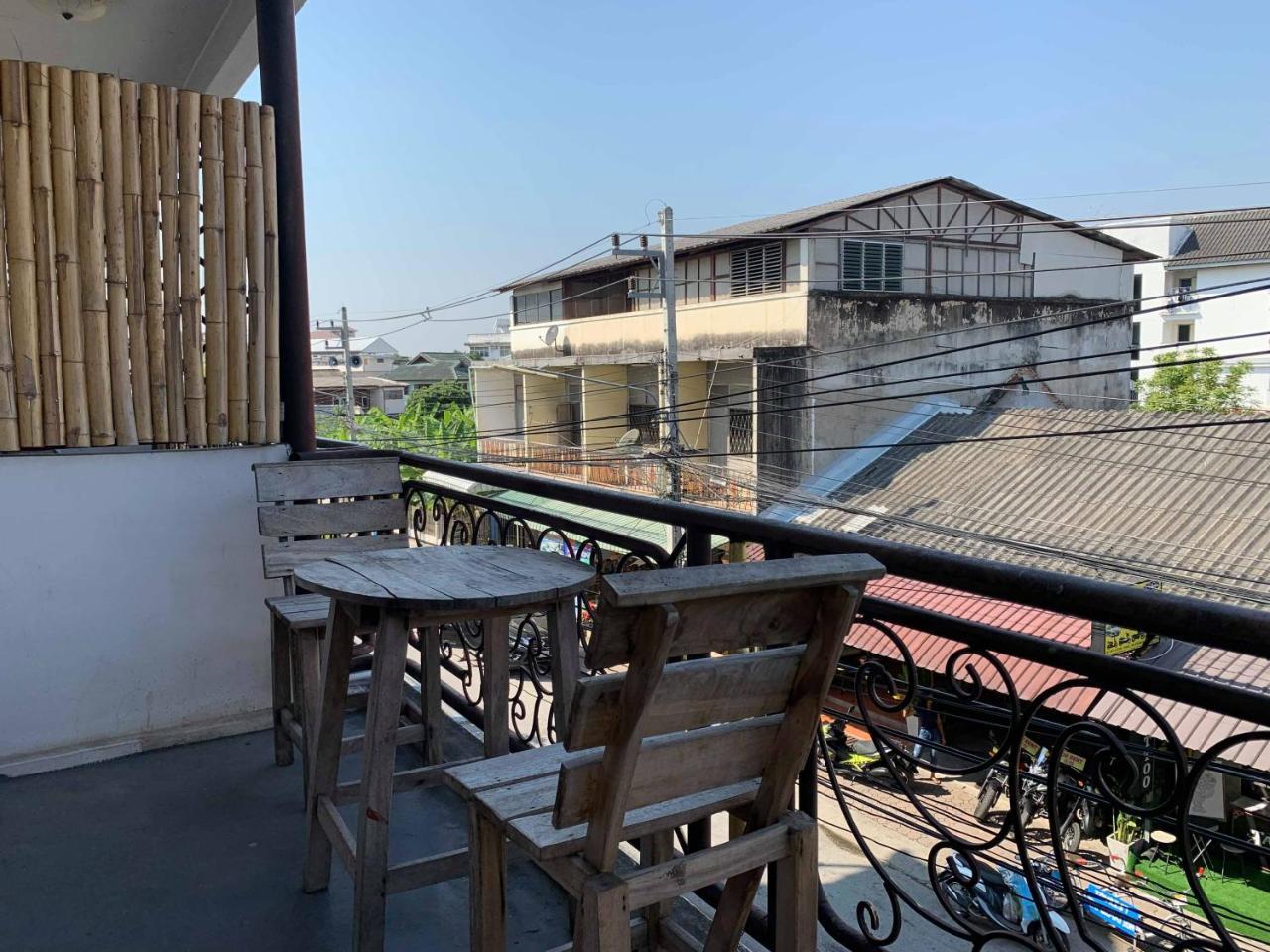J Giant Hostel Chiang Mai Buitenkant foto