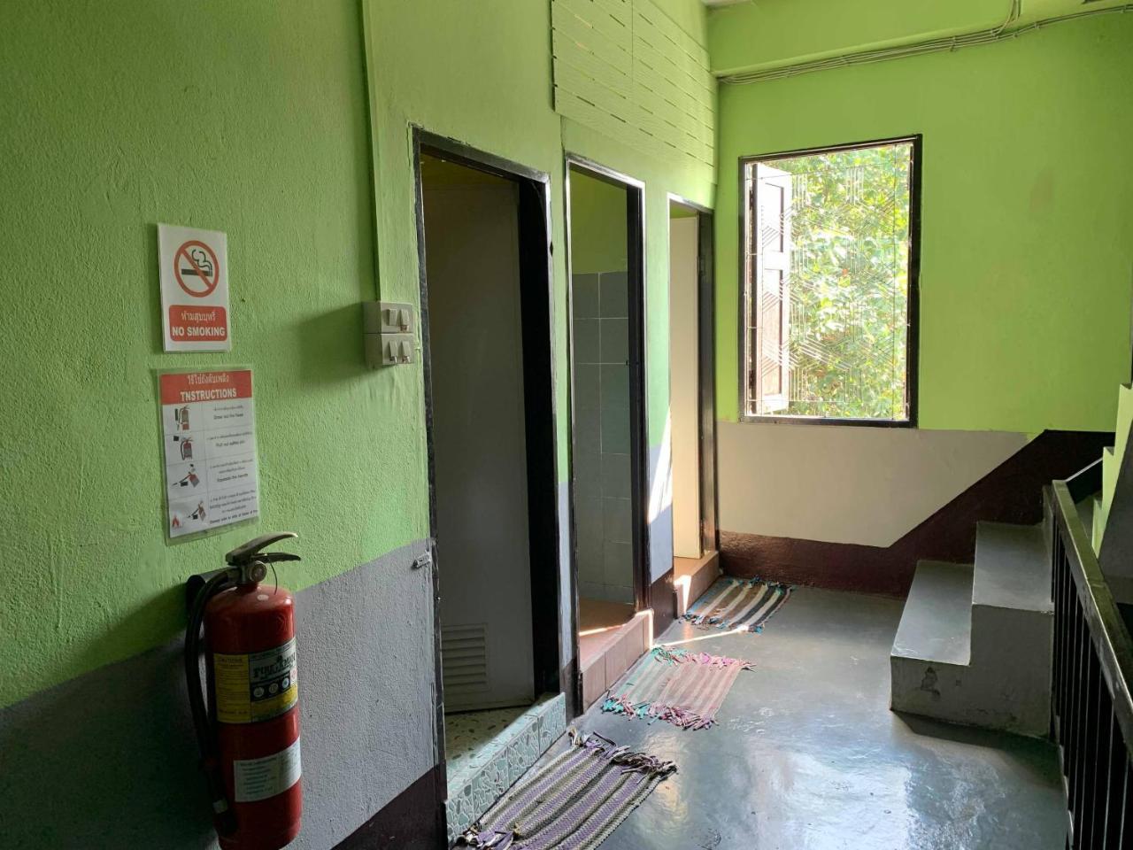 J Giant Hostel Chiang Mai Buitenkant foto