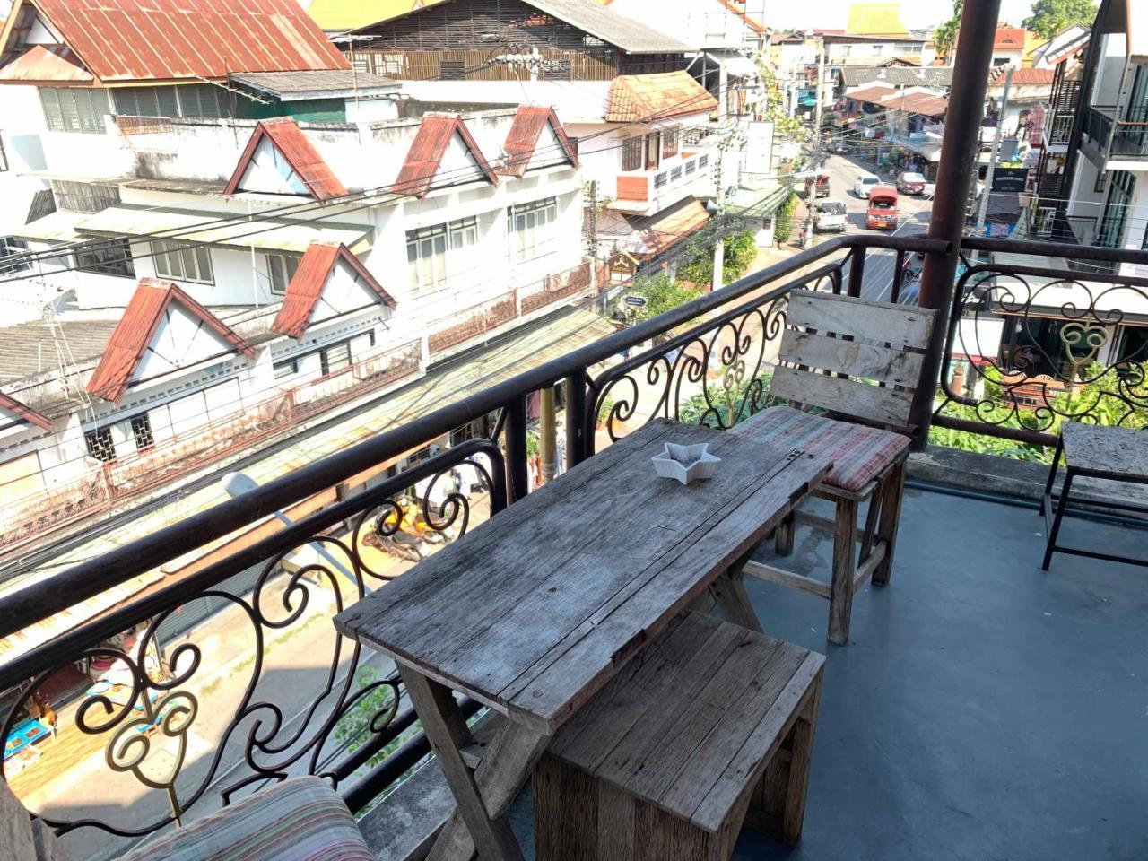 J Giant Hostel Chiang Mai Buitenkant foto