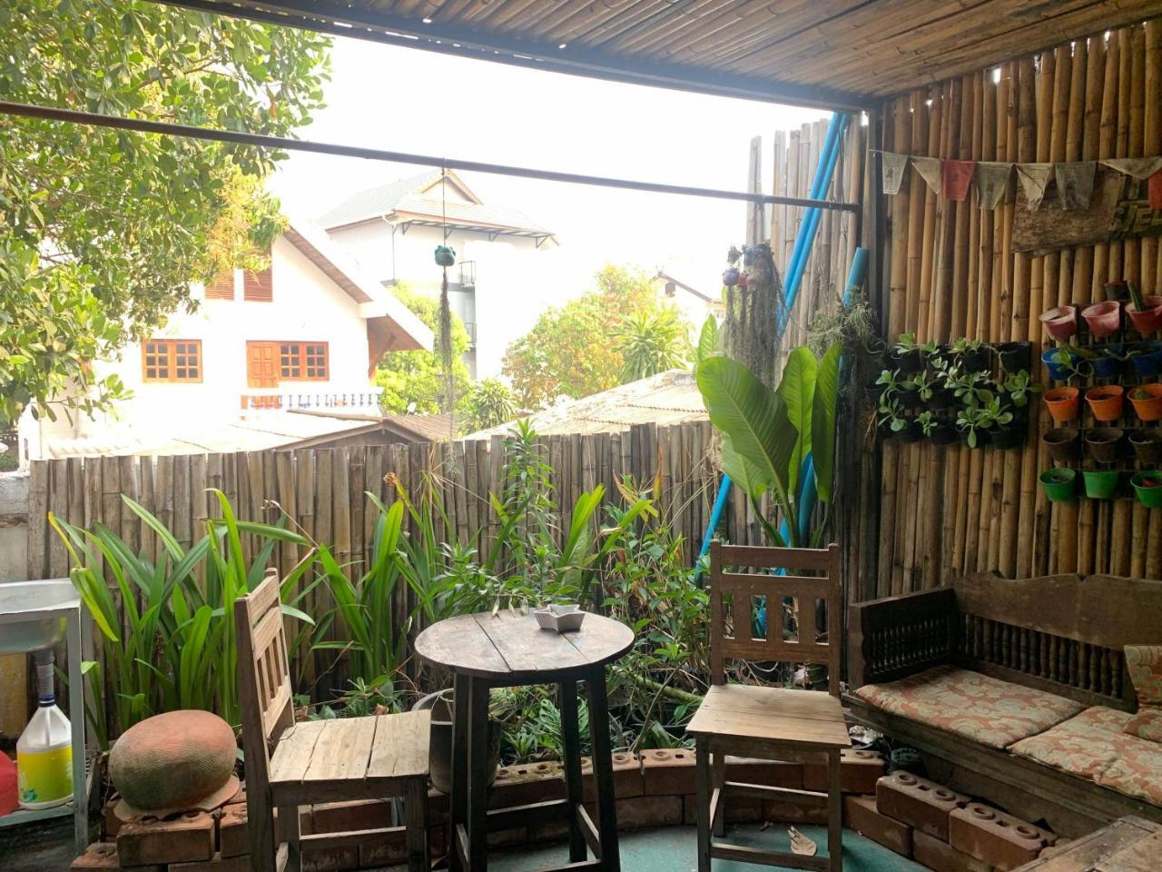 J Giant Hostel Chiang Mai Buitenkant foto