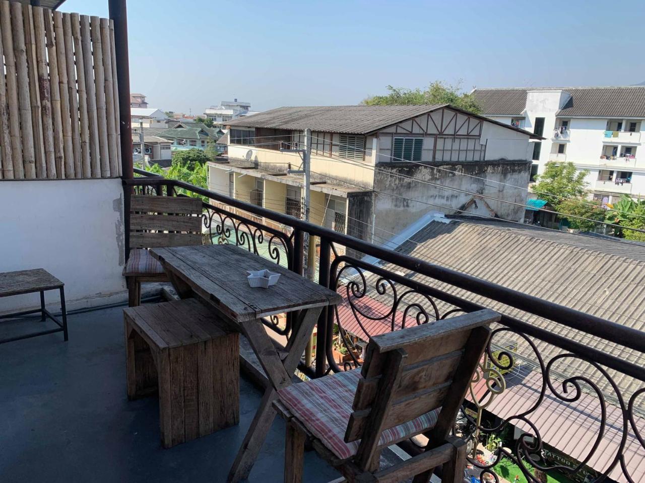 J Giant Hostel Chiang Mai Buitenkant foto