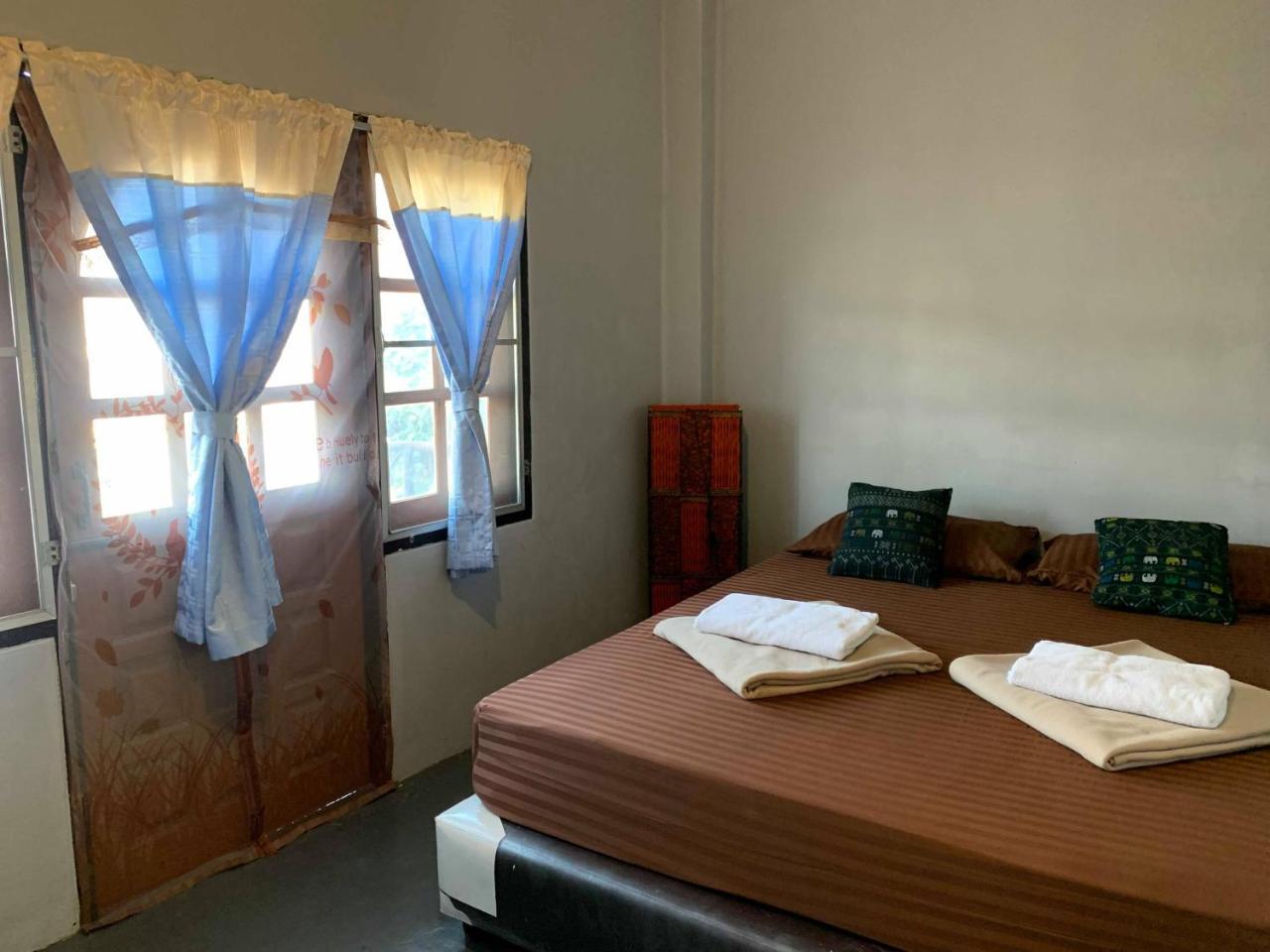 J Giant Hostel Chiang Mai Buitenkant foto