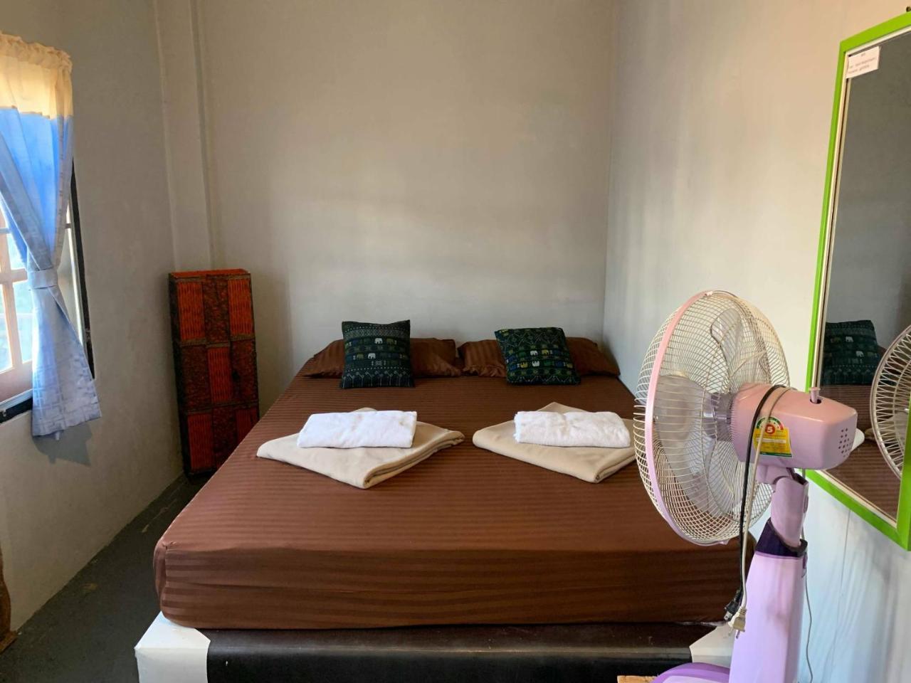 J Giant Hostel Chiang Mai Buitenkant foto