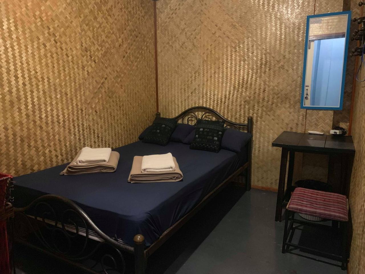 J Giant Hostel Chiang Mai Buitenkant foto