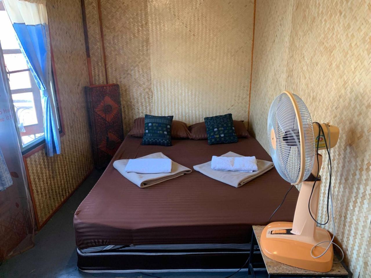 J Giant Hostel Chiang Mai Buitenkant foto