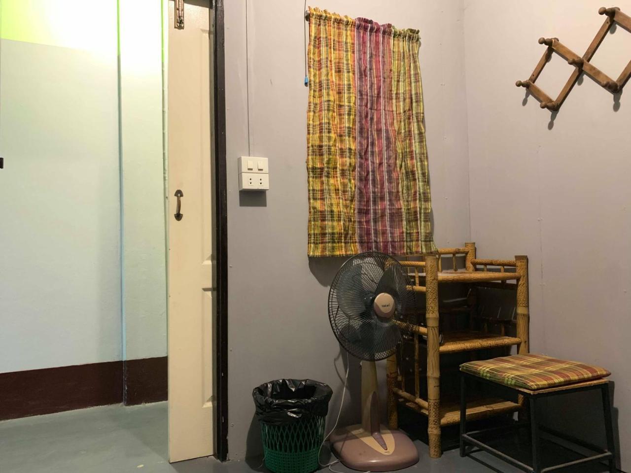 J Giant Hostel Chiang Mai Buitenkant foto