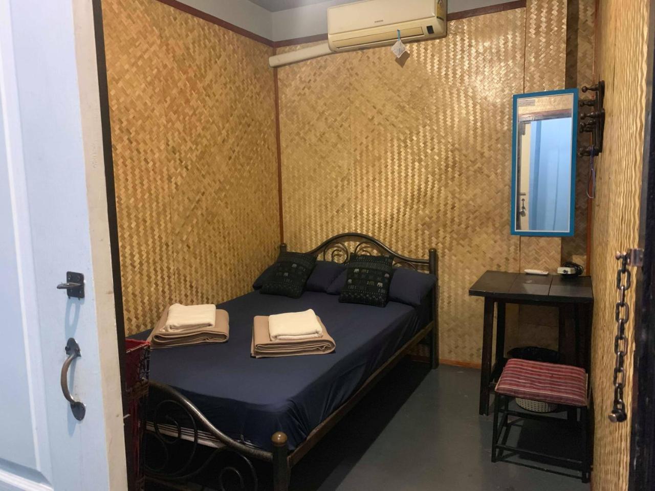 J Giant Hostel Chiang Mai Buitenkant foto