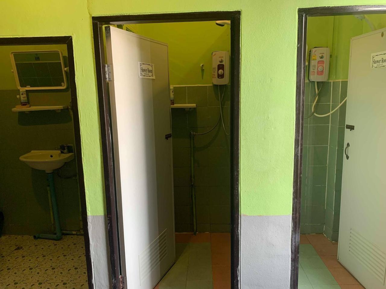 J Giant Hostel Chiang Mai Buitenkant foto